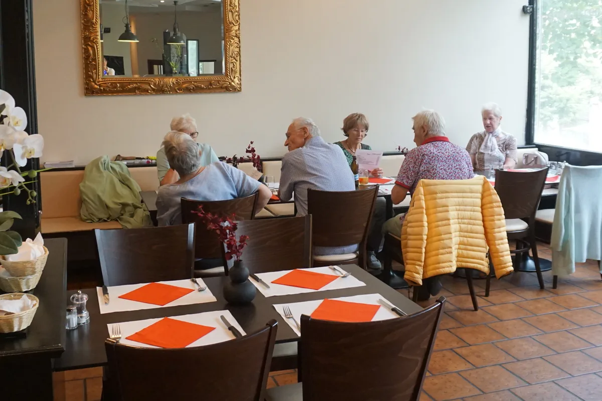 Mehrere Leute am Tisch beim Essen